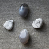 Grijs gestreepte agaat trommelstenen – curated crystal by Marga Jacobs | rust, symboliek en intuïtieve zelfzorg