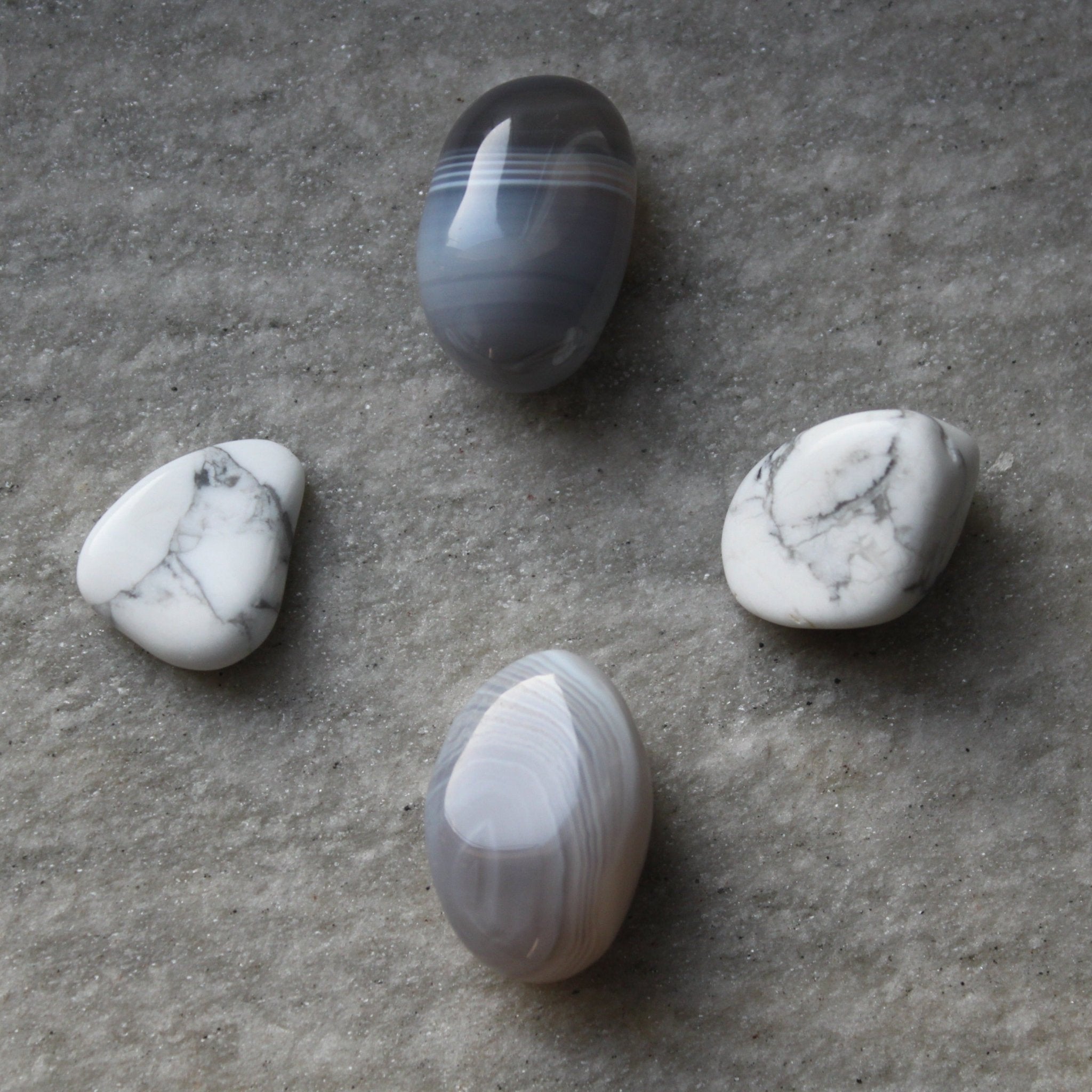 Grijs gestreepte agaat trommelstenen – curated crystal by Marga Jacobs | rust, symboliek en intuïtieve zelfzorg