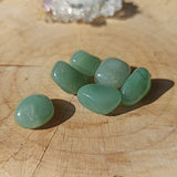 Groene Aventurijn trommelstenen – curated crystal by Marga Jacobs | rust, symboliek en intuïtieve zelfzorg