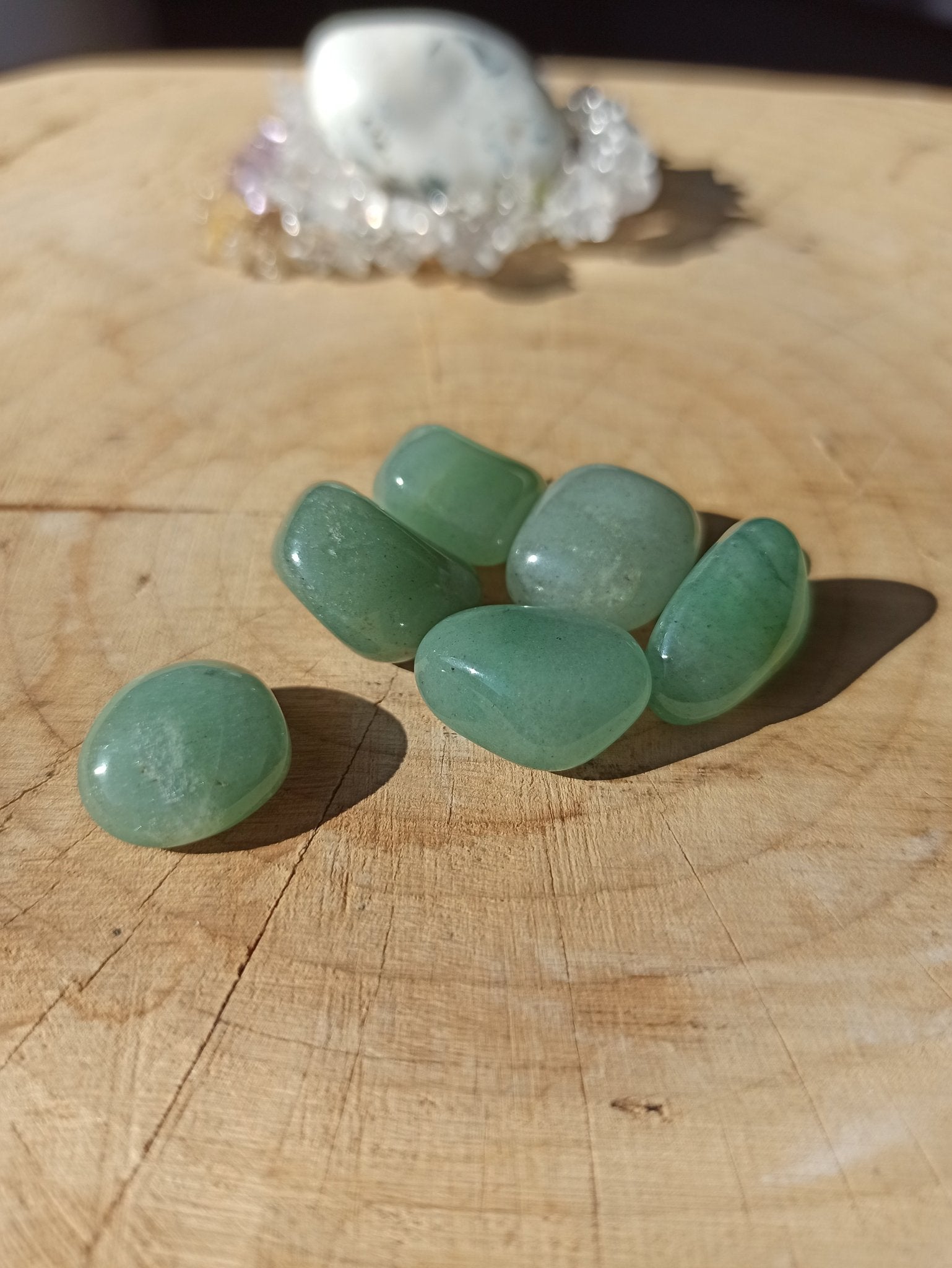 Groene Aventurijn trommelstenen – curated crystal by Marga Jacobs | rust, symboliek en intuïtieve zelfzorg