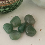 Groene Aventurijn trommelstenen – curated crystal by Marga Jacobs | rust, symboliek en intuïtieve zelfzorg