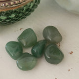 Groene Aventurijn trommelstenen – curated crystal by Marga Jacobs | rust, symboliek en intuïtieve zelfzorg