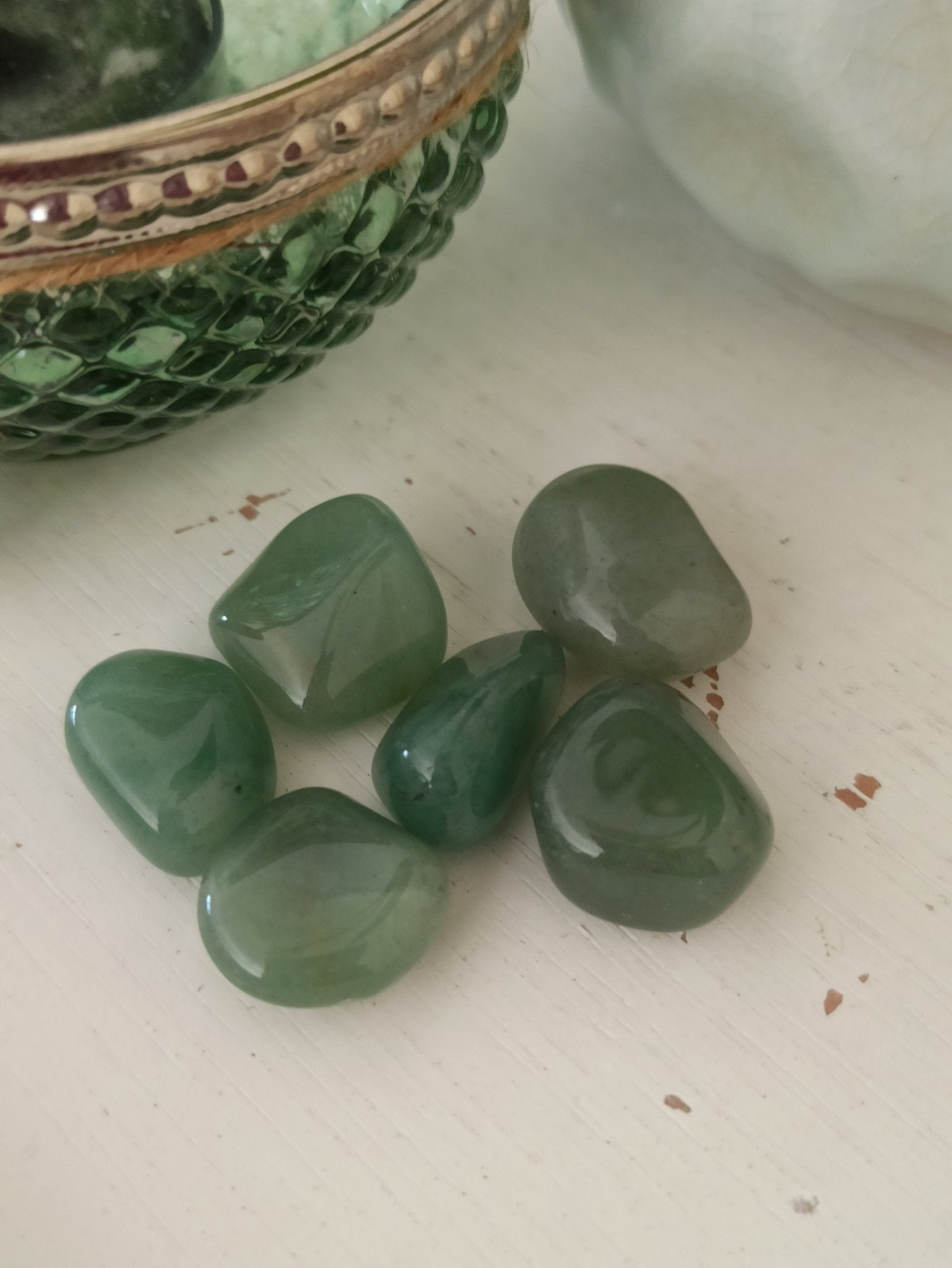 Groene Aventurijn trommelstenen – curated crystal by Marga Jacobs | rust, symboliek en intuïtieve zelfzorg