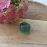 Groene fluoriet trommelstenen – curated crystal by Marga Jacobs | rust, symboliek en intuïtieve zelfzorg