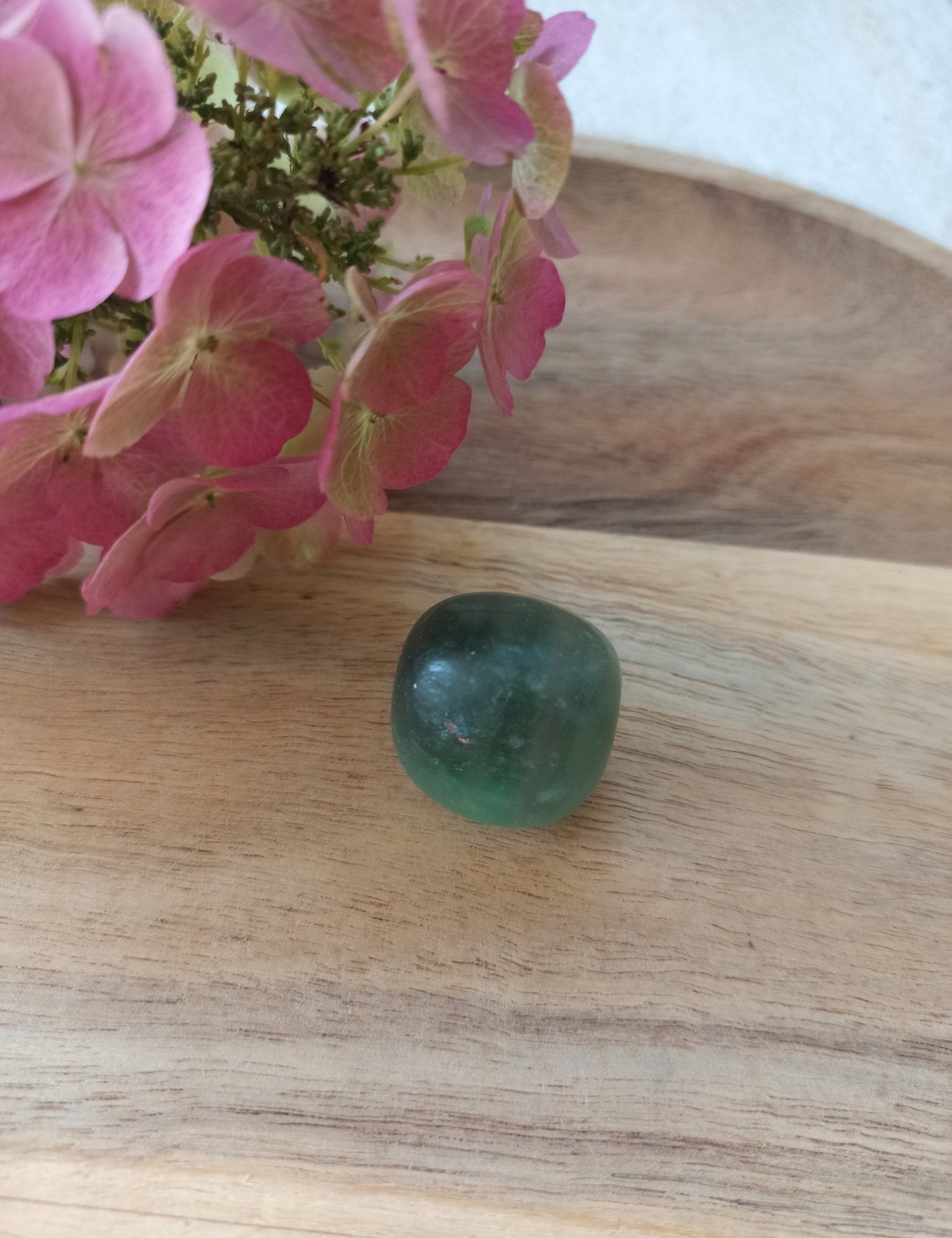 Groene fluoriet trommelstenen – curated crystal by Marga Jacobs | rust, symboliek en intuïtieve zelfzorg