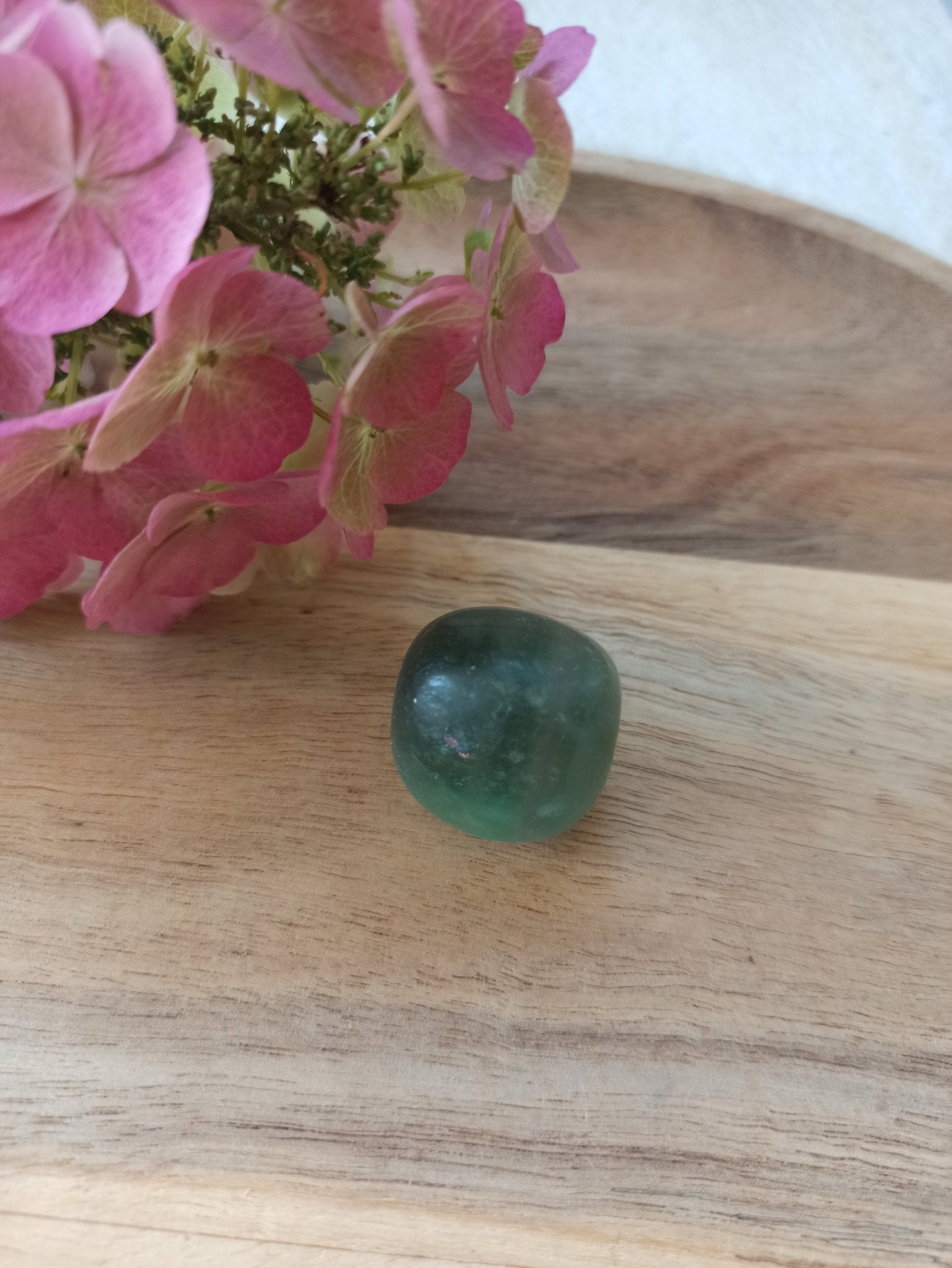 Groene fluoriet trommelstenen – curated crystal by Marga Jacobs | rust, symboliek en intuïtieve zelfzorg