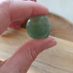 Groene fluoriet trommelstenen – curated crystal by Marga Jacobs | rust, symboliek en intuïtieve zelfzorg