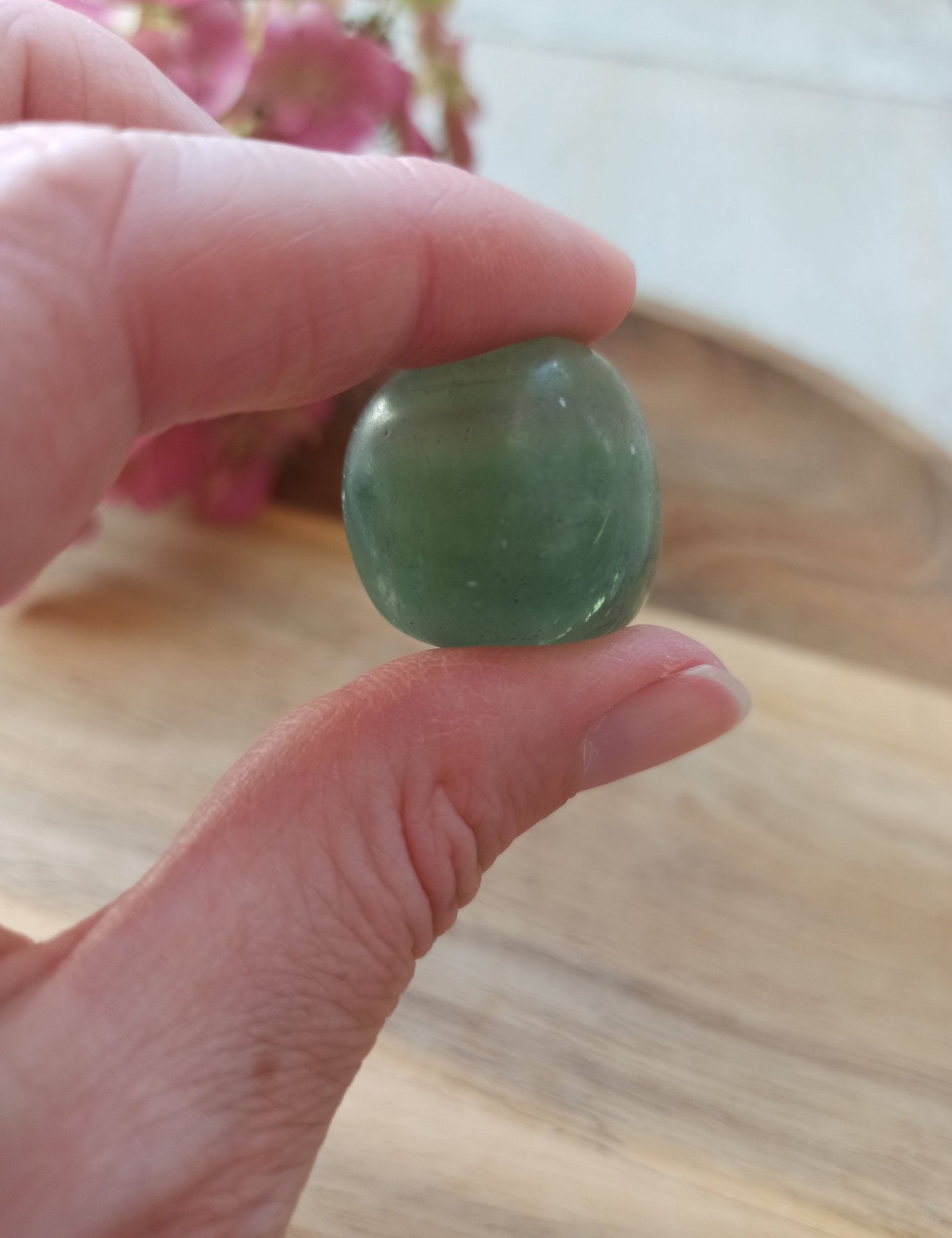 Groene fluoriet trommelstenen – curated crystal by Marga Jacobs | rust, symboliek en intuïtieve zelfzorg