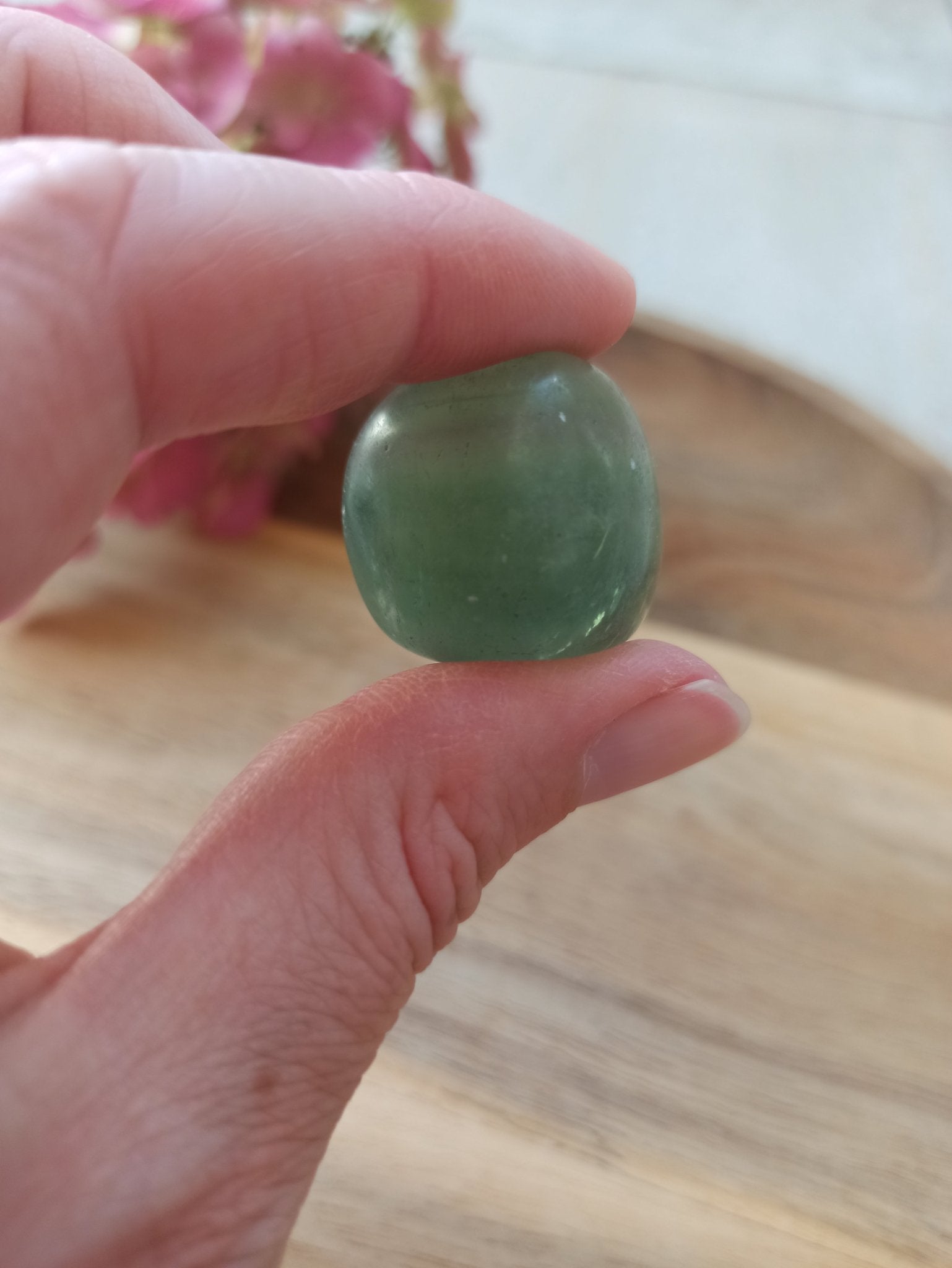 Groene fluoriet trommelstenen – curated crystal by Marga Jacobs | rust, symboliek en intuïtieve zelfzorg