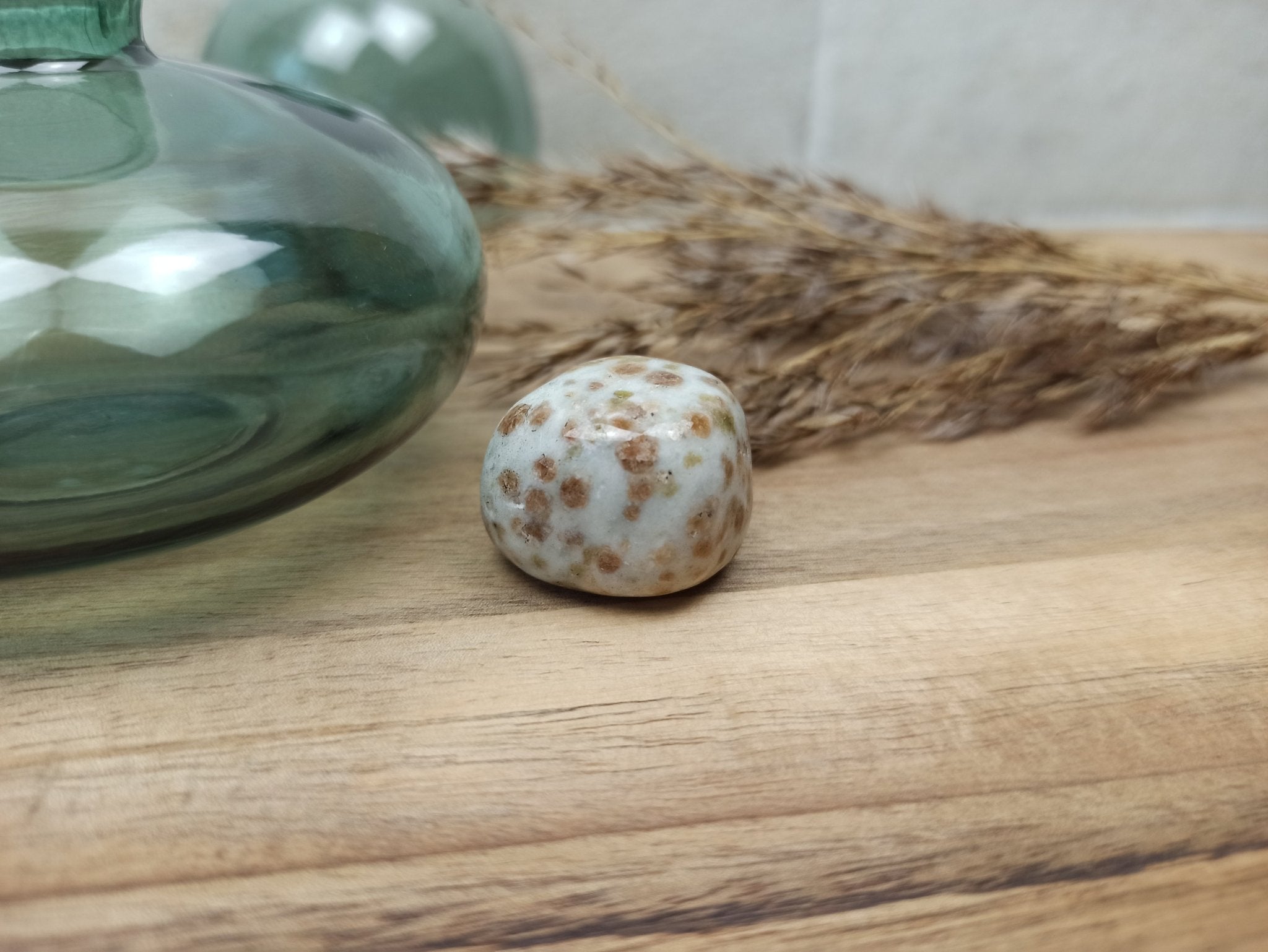 Groene granaat trommelstenen – curated crystal by Marga Jacobs | rust, symboliek en intuïtieve zelfzorg