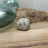 Groene granaat trommelstenen – curated crystal by Marga Jacobs | rust, symboliek en intuïtieve zelfzorg