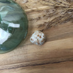 Groene granaat trommelstenen – curated crystal by Marga Jacobs | rust, symboliek en intuïtieve zelfzorg