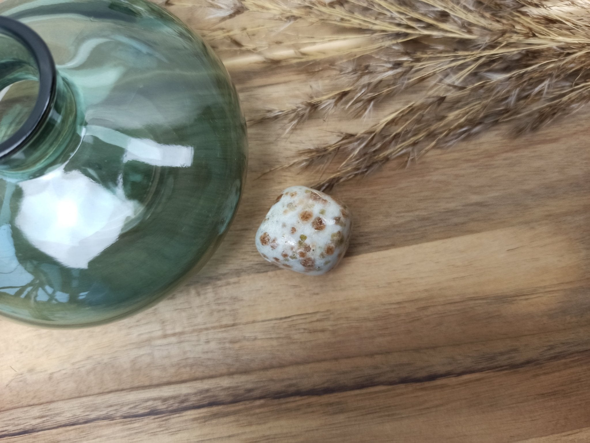 Groene granaat trommelstenen – curated crystal by Marga Jacobs | rust, symboliek en intuïtieve zelfzorg