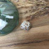 Groene granaat trommelstenen – curated crystal by Marga Jacobs | rust, symboliek en intuïtieve zelfzorg