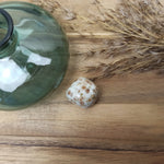 Groene granaat trommelstenen – curated crystal by Marga Jacobs | rust, symboliek en intuïtieve zelfzorg