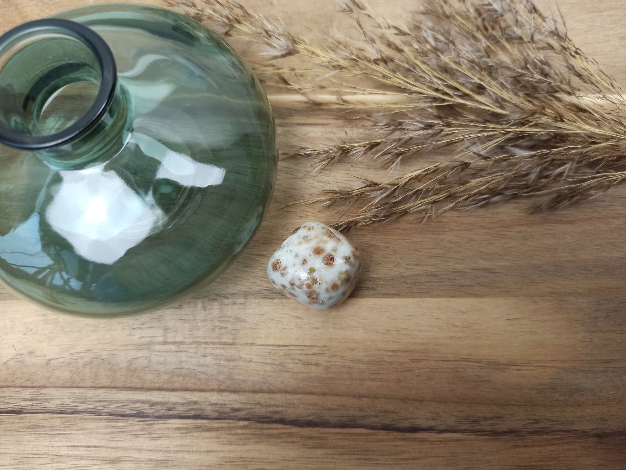 Groene granaat trommelstenen – curated crystal by Marga Jacobs | rust, symboliek en intuïtieve zelfzorg