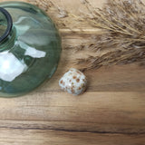 Groene granaat trommelstenen – curated crystal by Marga Jacobs | rust, symboliek en intuïtieve zelfzorg