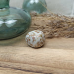 Groene granaat trommelstenen – curated crystal by Marga Jacobs | rust, symboliek en intuïtieve zelfzorg