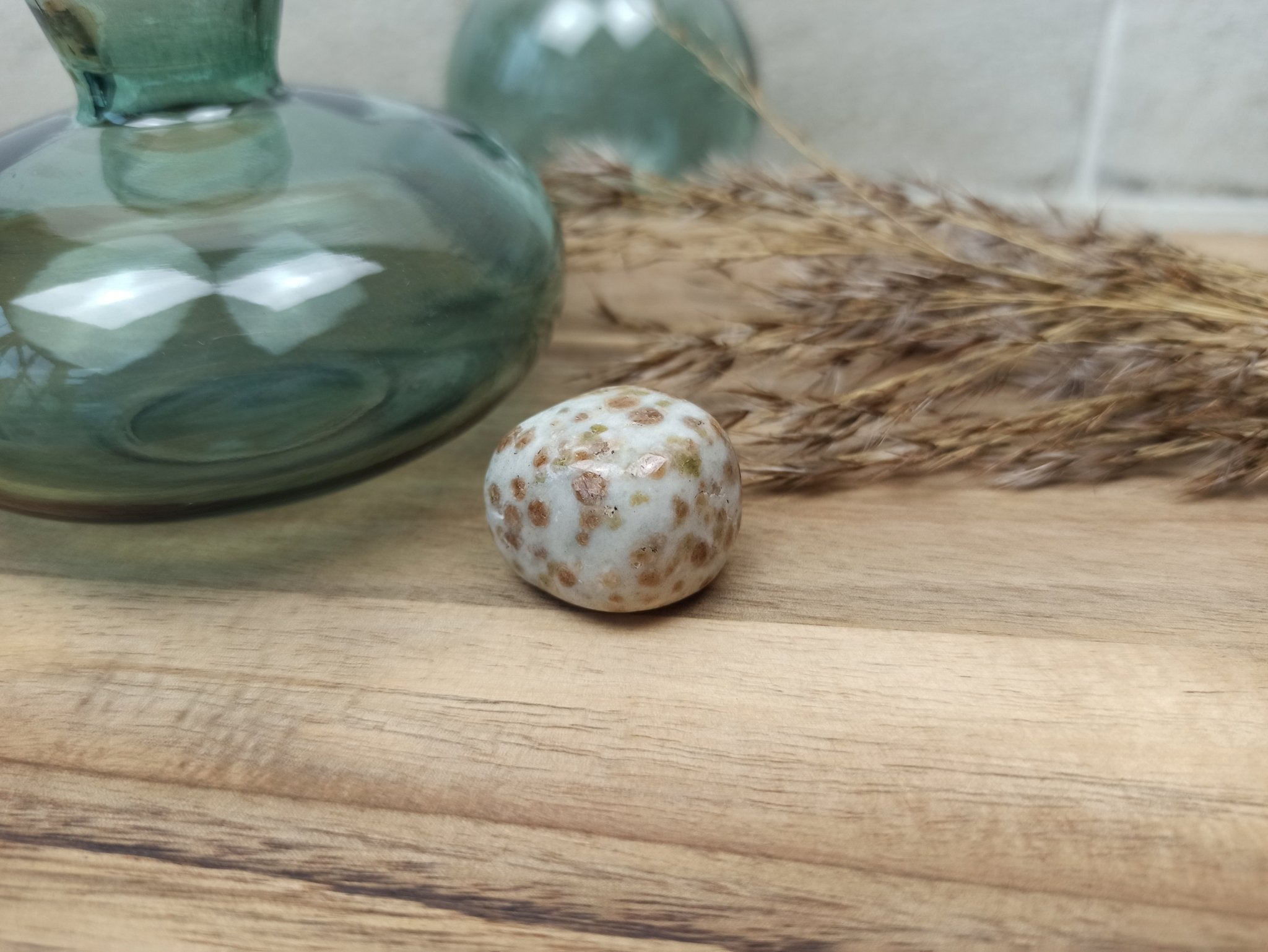 Groene granaat trommelstenen – curated crystal by Marga Jacobs | rust, symboliek en intuïtieve zelfzorg