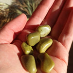 Groene Opaal trommelstenen – curated crystal by Marga Jacobs | rust, symboliek en intuïtieve zelfzorg