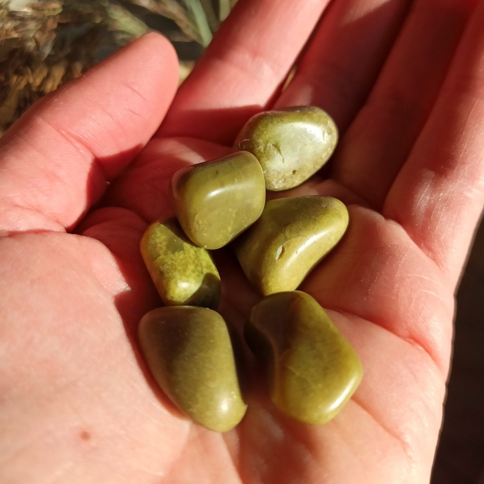 Groene Opaal trommelstenen – curated crystal by Marga Jacobs | rust, symboliek en intuïtieve zelfzorg