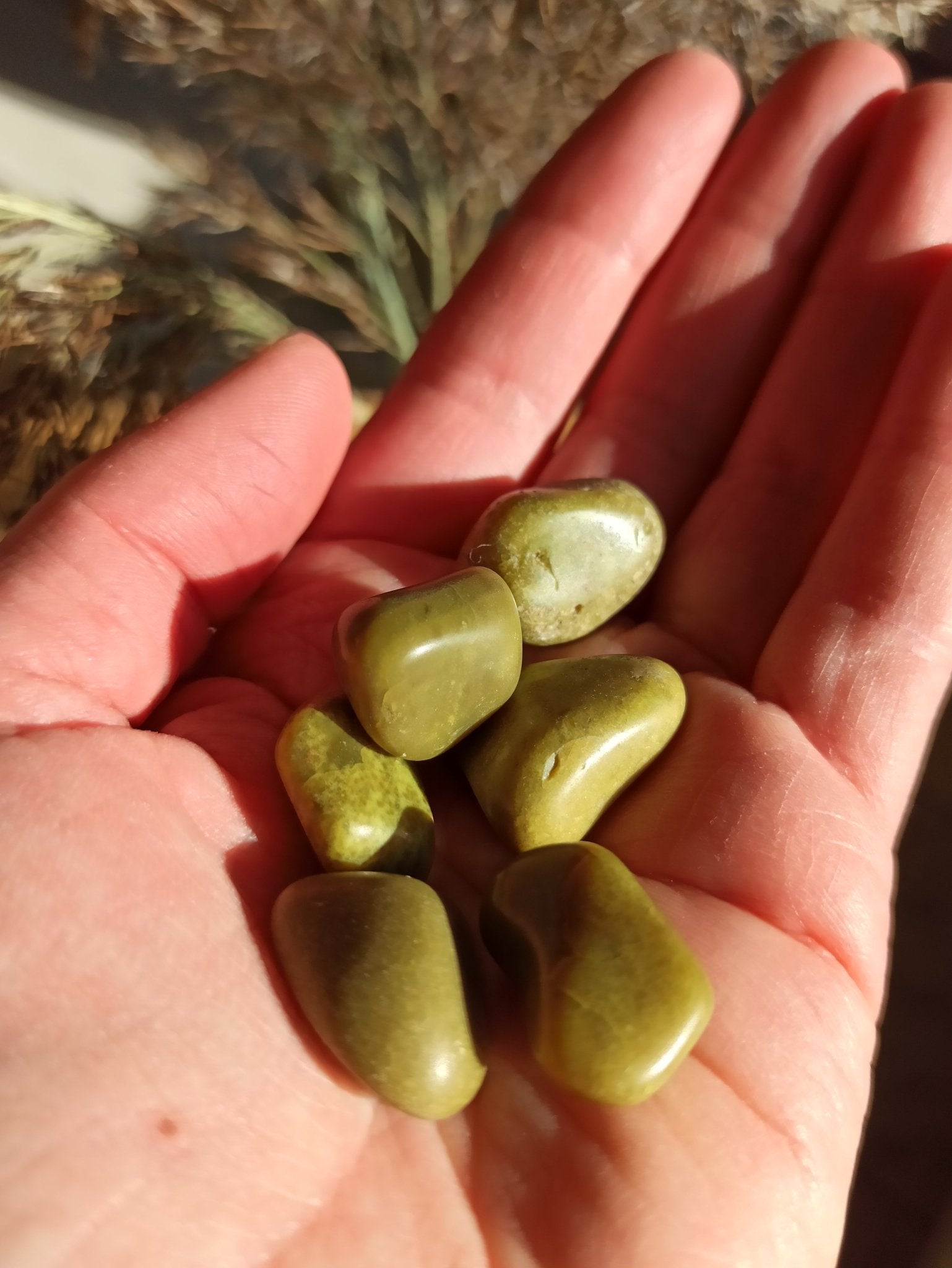 Groene Opaal trommelstenen – curated crystal by Marga Jacobs | rust, symboliek en intuïtieve zelfzorg