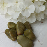 Groene Opaal trommelstenen – curated crystal by Marga Jacobs | rust, symboliek en intuïtieve zelfzorg