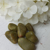 Groene Opaal trommelstenen – curated crystal by Marga Jacobs | rust, symboliek en intuïtieve zelfzorg