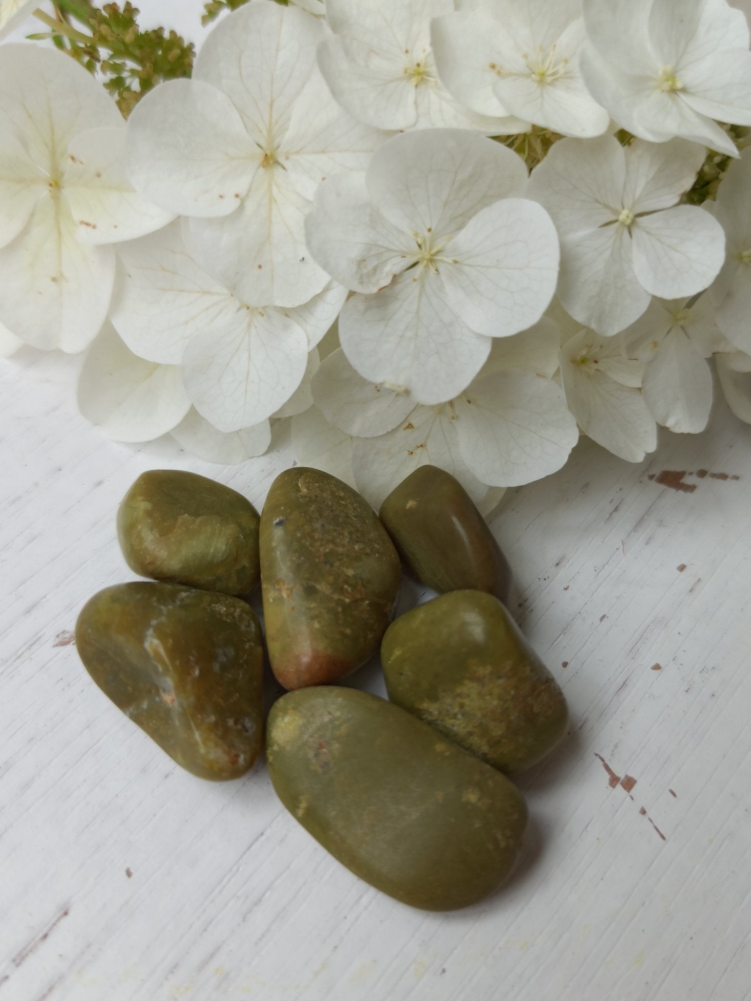 Groene Opaal trommelstenen – curated crystal by Marga Jacobs | rust, symboliek en intuïtieve zelfzorg