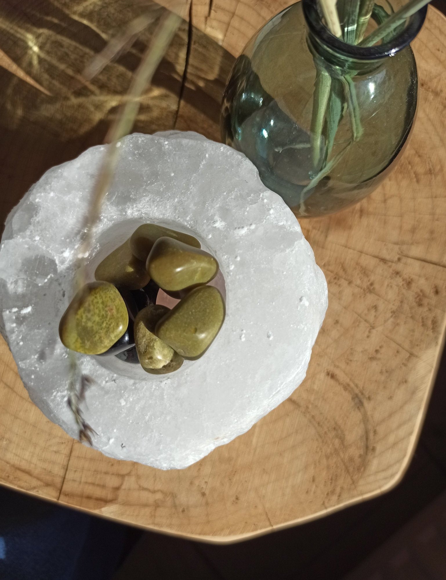Groene Opaal trommelstenen – curated crystal by Marga Jacobs | rust, symboliek en intuïtieve zelfzorg