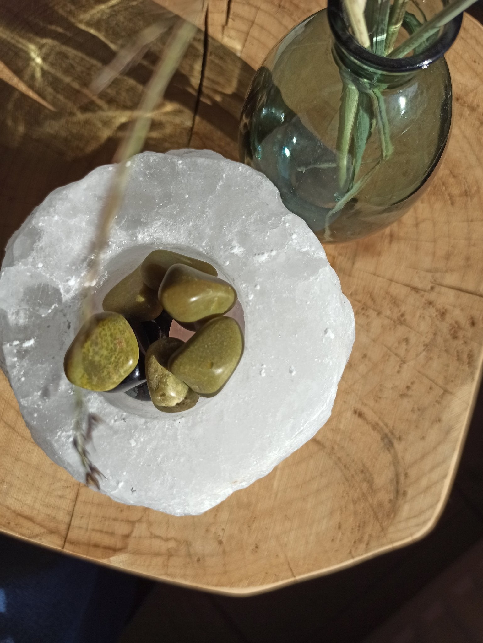 Groene Opaal trommelstenen – curated crystal by Marga Jacobs | rust, symboliek en intuïtieve zelfzorg