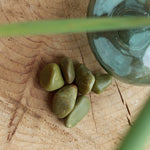 Groene Opaal trommelstenen – curated crystal by Marga Jacobs | rust, symboliek en intuïtieve zelfzorg