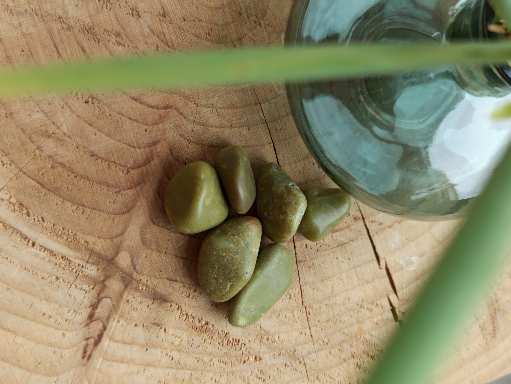 Groene Opaal trommelstenen – curated crystal by Marga Jacobs | rust, symboliek en intuïtieve zelfzorg