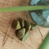 Groene Opaal trommelstenen – curated crystal by Marga Jacobs | rust, symboliek en intuïtieve zelfzorg