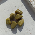 Groene Opaal trommelstenen – curated crystal by Marga Jacobs | rust, symboliek en intuïtieve zelfzorg