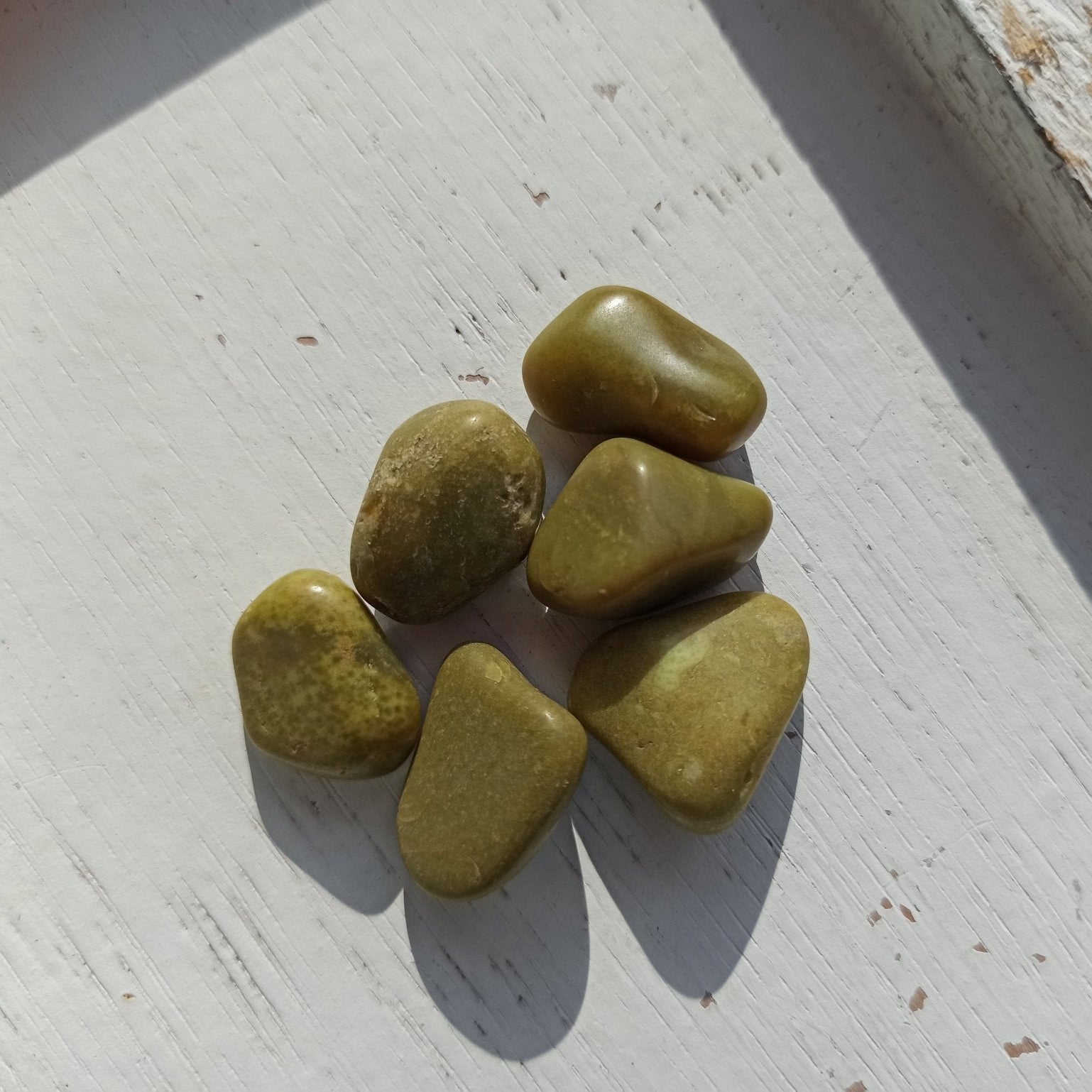 Groene Opaal trommelstenen – curated crystal by Marga Jacobs | rust, symboliek en intuïtieve zelfzorg