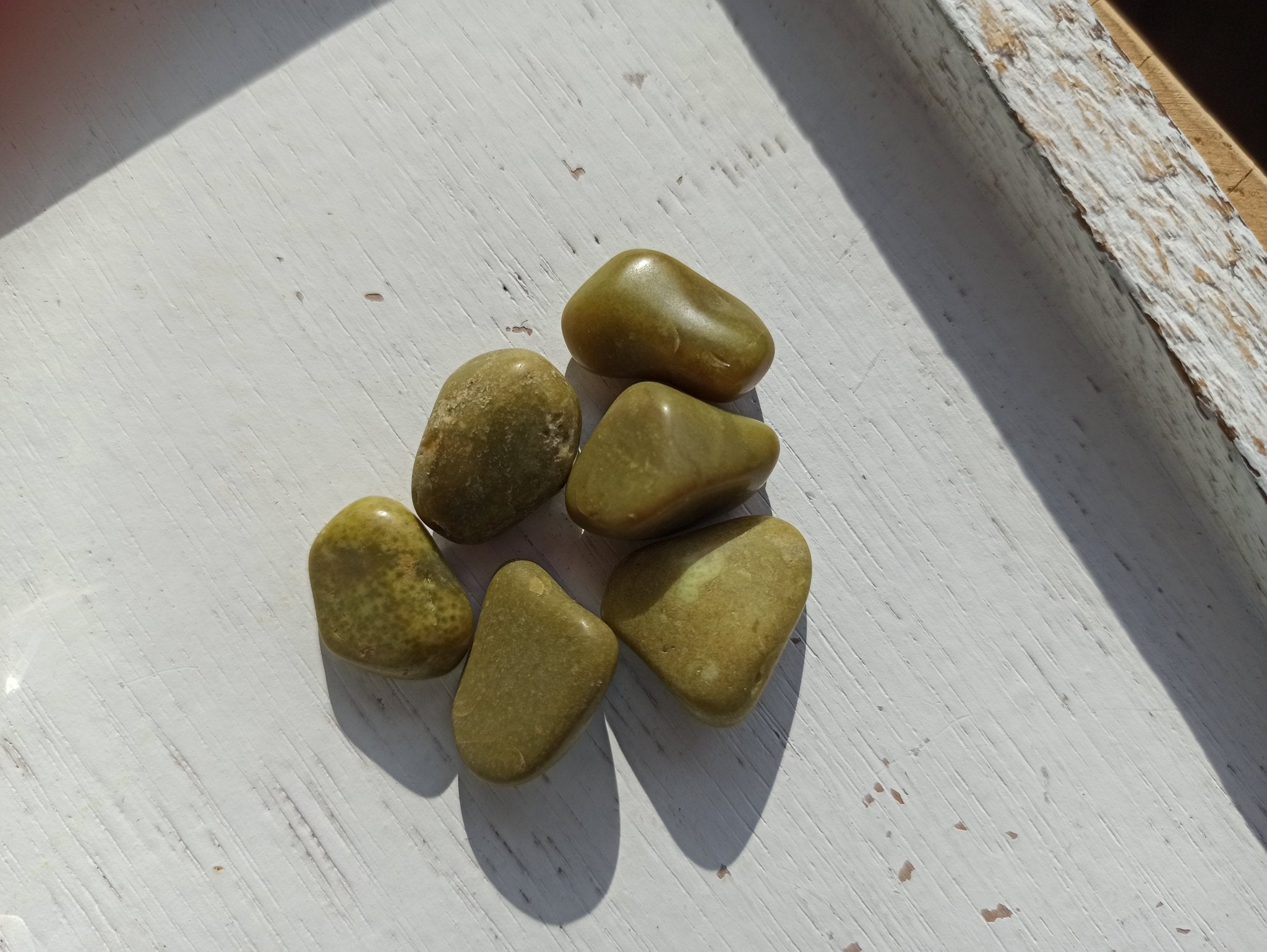 Groene Opaal trommelstenen – curated crystal by Marga Jacobs | rust, symboliek en intuïtieve zelfzorg