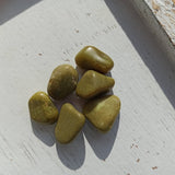 Groene Opaal trommelstenen – curated crystal by Marga Jacobs | rust, symboliek en intuïtieve zelfzorg