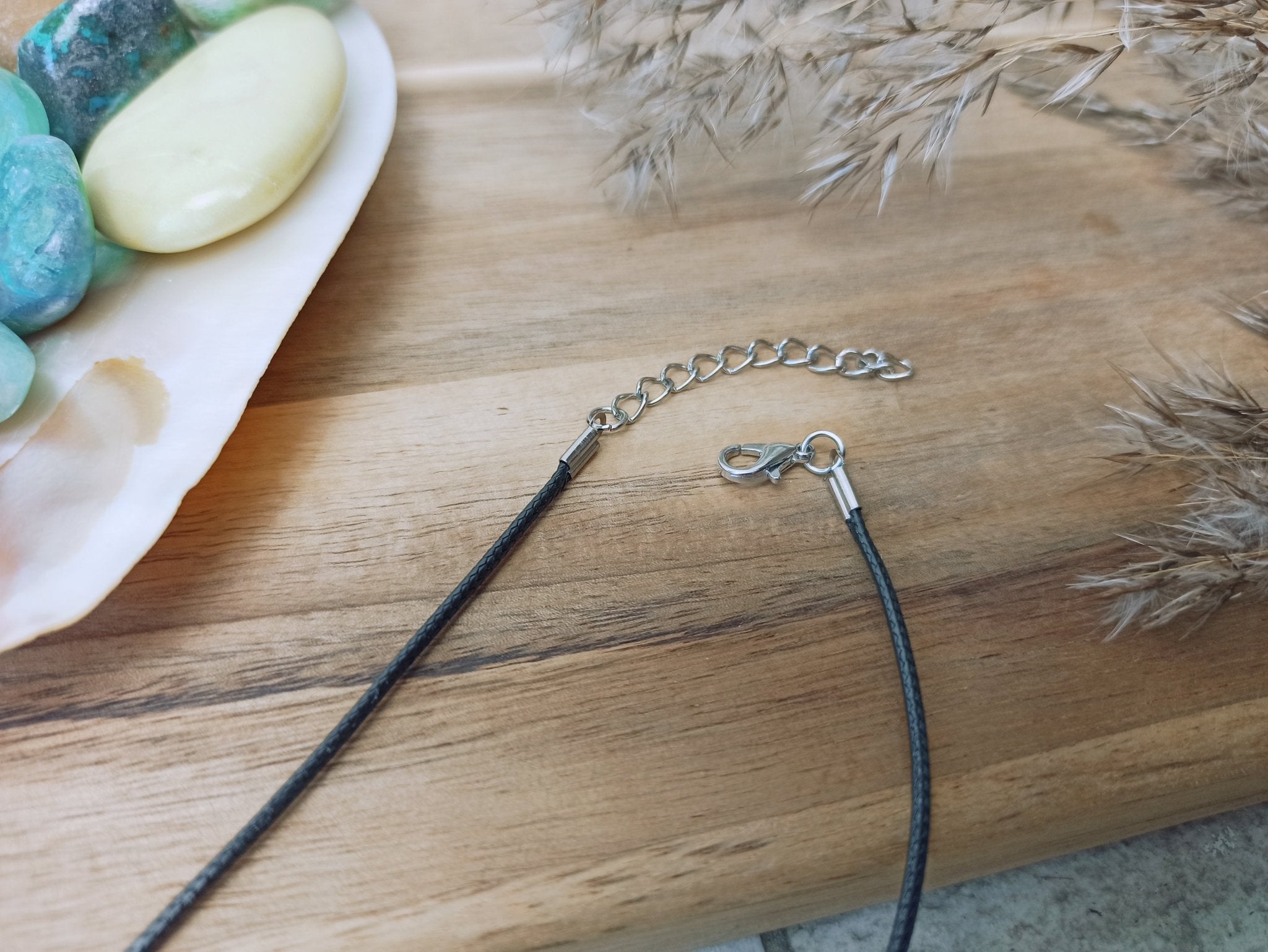 Halsketting zwart koord met verlengketting – curated crystal by Marga Jacobs | rust, symboliek en intuïtieve zelfzorg