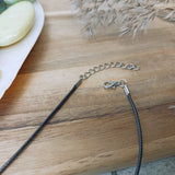 Halsketting zwart koord met verlengketting – curated crystal by Marga Jacobs | rust, symboliek en intuïtieve zelfzorg