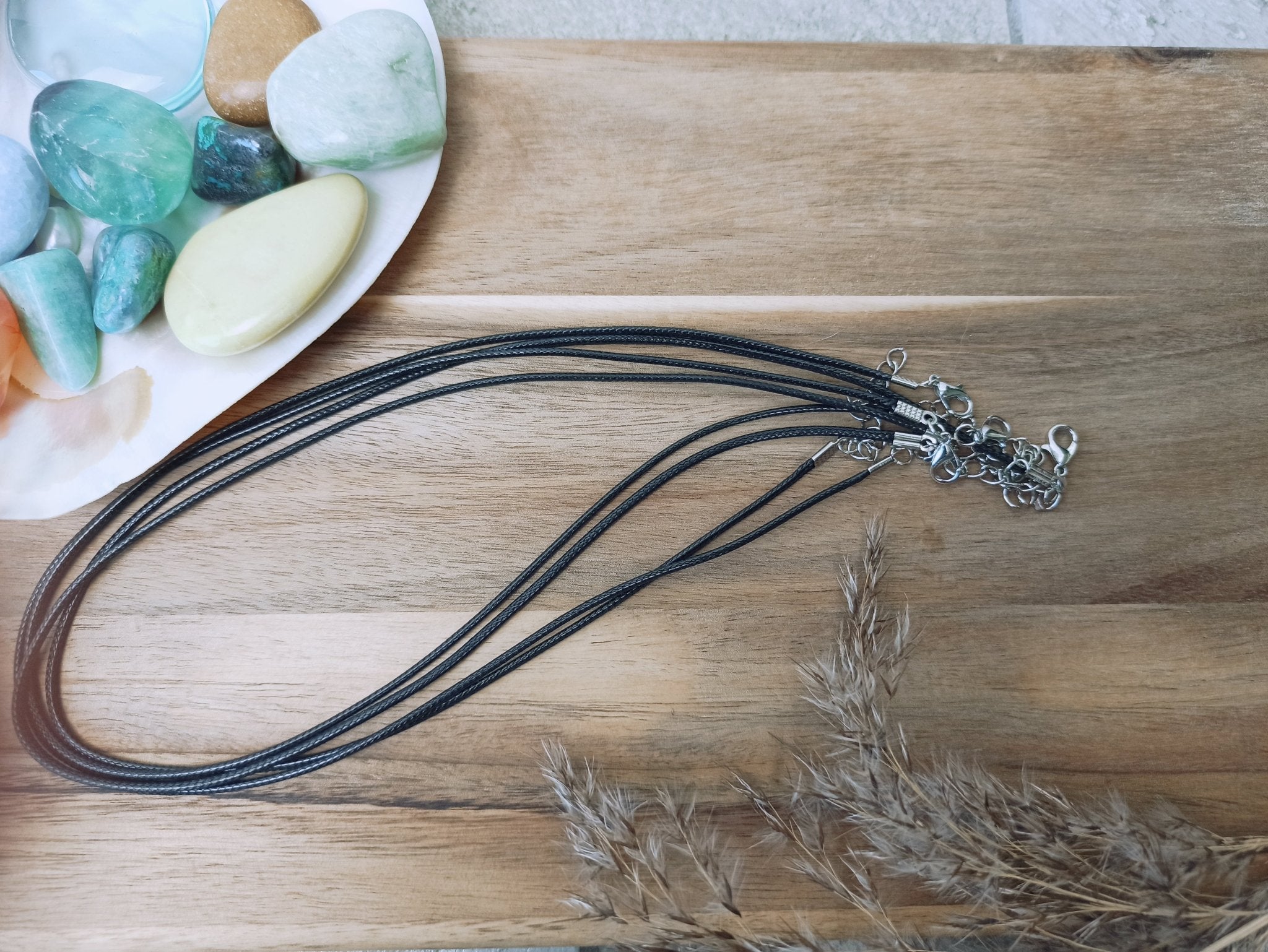 Halsketting zwart koord met verlengketting – curated crystal by Marga Jacobs | rust, symboliek en intuïtieve zelfzorg