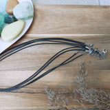 Halsketting zwart koord met verlengketting – curated crystal by Marga Jacobs | rust, symboliek en intuïtieve zelfzorg