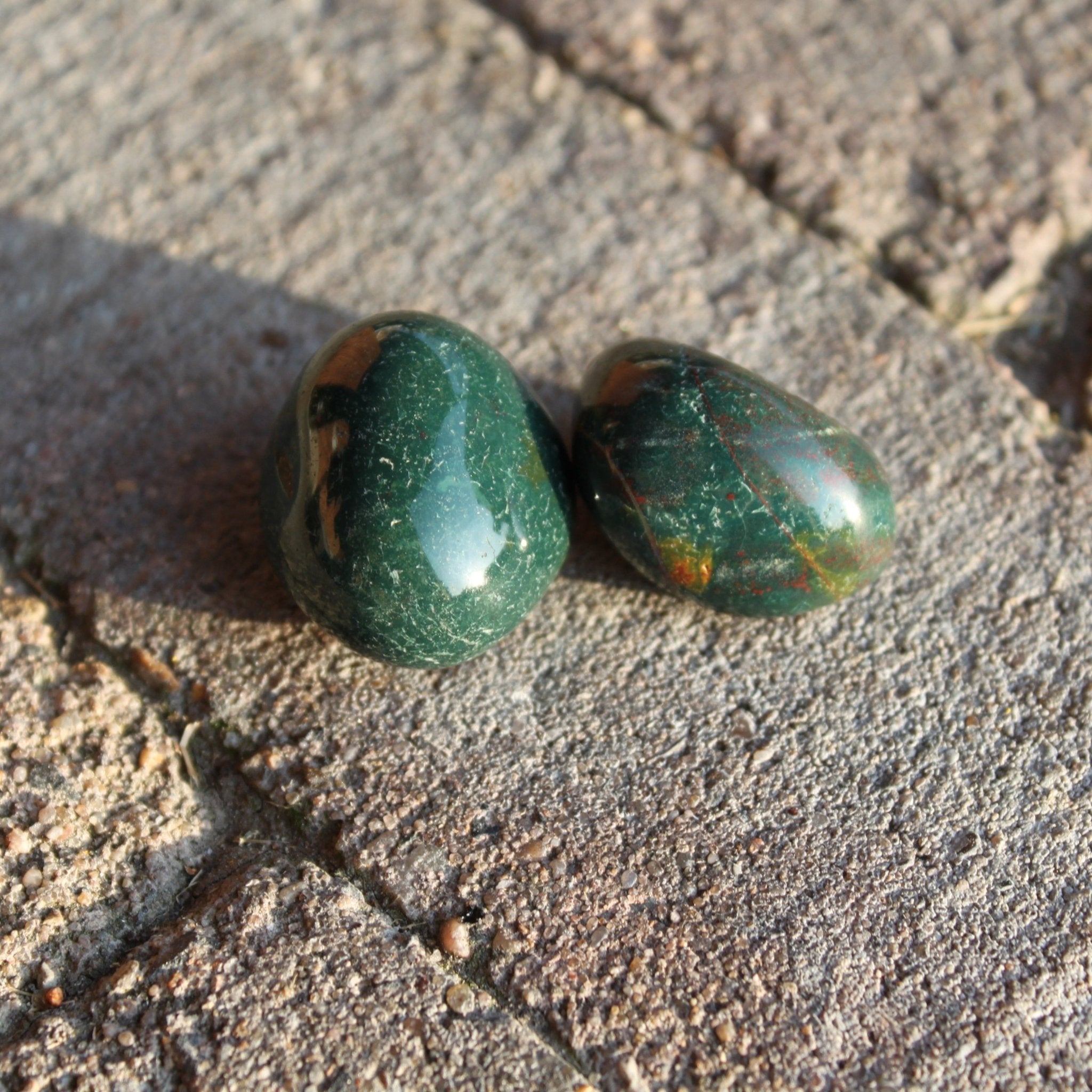 Heliotroop (Bloedsteen) trommelstenen – curated crystal by Marga Jacobs | rust, symboliek en intuïtieve zelfzorg