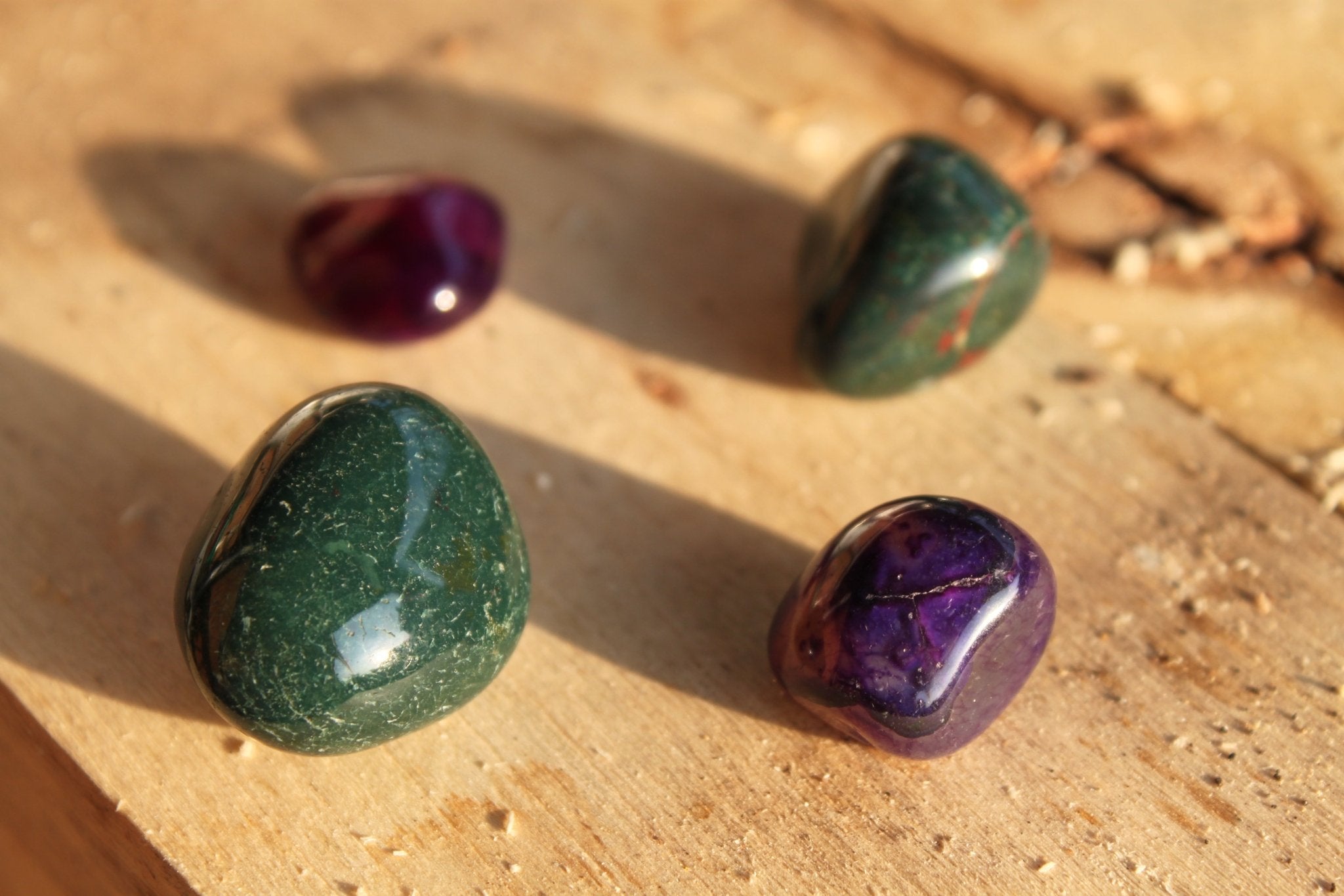 Heliotroop (Bloedsteen) trommelstenen – curated crystal by Marga Jacobs | rust, symboliek en intuïtieve zelfzorg