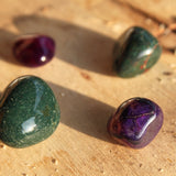 Heliotroop (Bloedsteen) trommelstenen – curated crystal by Marga Jacobs | rust, symboliek en intuïtieve zelfzorg