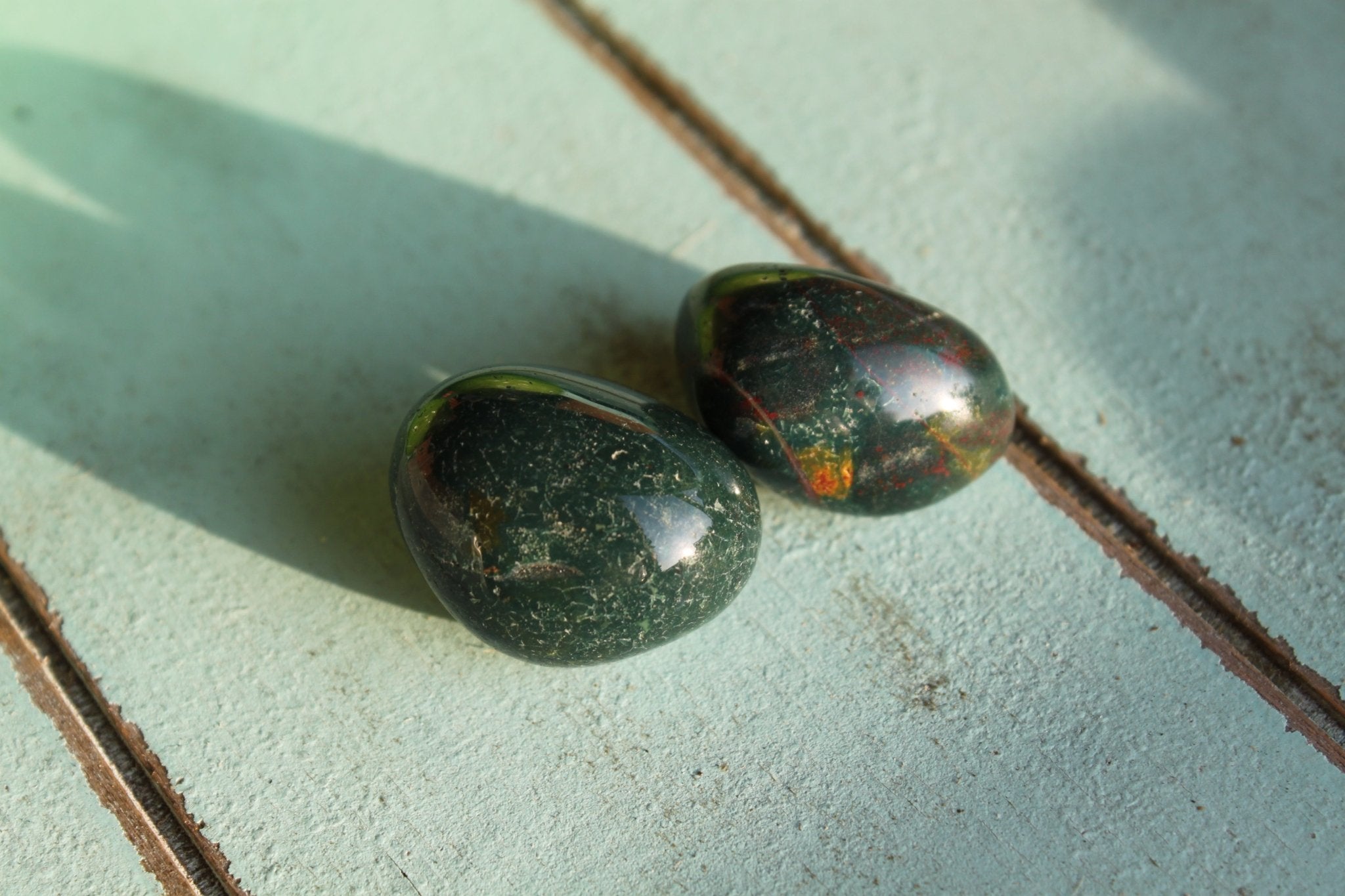 Heliotroop (Bloedsteen) trommelstenen – curated crystal by Marga Jacobs | rust, symboliek en intuïtieve zelfzorg