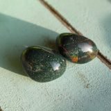 Heliotroop (Bloedsteen) trommelstenen – curated crystal by Marga Jacobs | rust, symboliek en intuïtieve zelfzorg