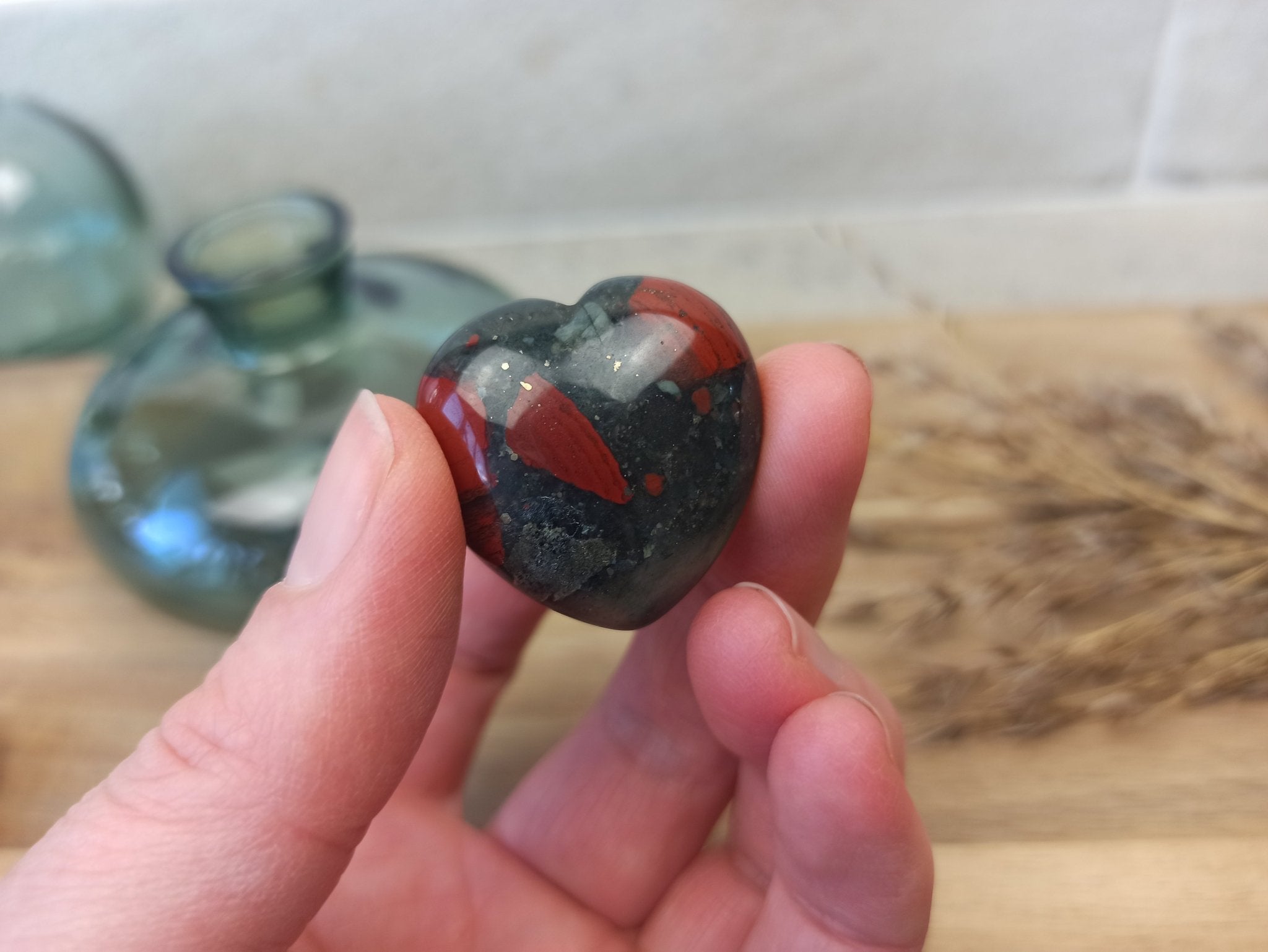 Heliotroop hart | 3 cm – curated crystal by Marga Jacobs | rust, symboliek en intuïtieve zelfzorg