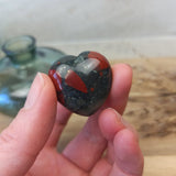 Heliotroop hart | 3 cm – curated crystal by Marga Jacobs | rust, symboliek en intuïtieve zelfzorg