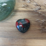 Heliotroop hart | 3 cm – curated crystal by Marga Jacobs | rust, symboliek en intuïtieve zelfzorg